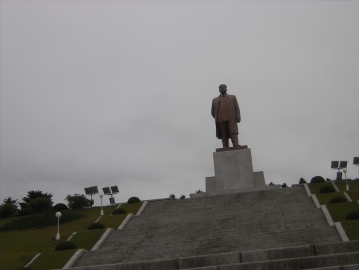 na świecie - korea pół. Kim_Il_Sung_Statue,_Kaesong_II.JPG