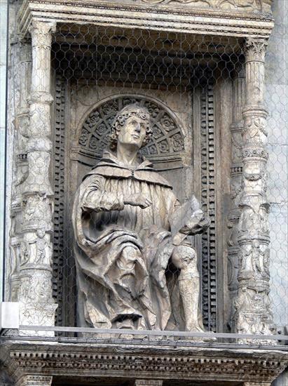 Rzym starożytny - twórcy... - 800px-Como_-_Dom_-_Fassade_-_Plinius_der_Jnge...Młodszy, rzeźba na frontonie katedry w Como1.jpg