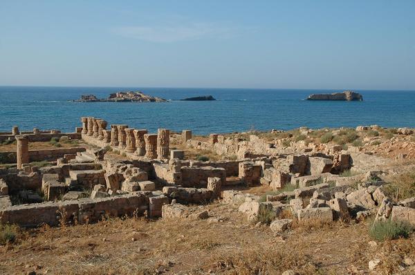 Libia starożytna, obrazy - 365_Crete_Earthquake,_Apollonia,_Pier_Jona. Ruiny Apolonii, widok ogólny.JPG