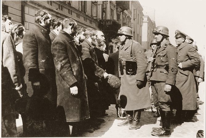 archiwalne fotografie II wojna światowa - Stroop_Report_-_Warsaw_Ghetto_Uprising_04.jpg