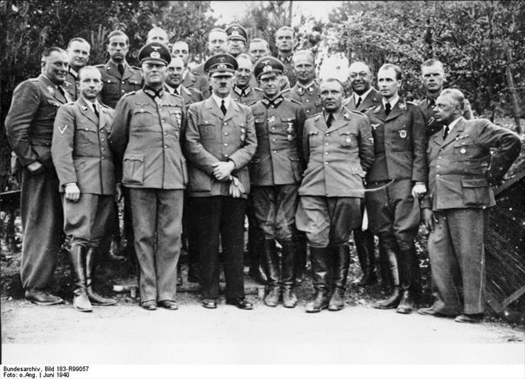 Oberkommando - Bundesarchiv_Bild_183-R99057,_Wolfsschanze,_Adolf_Hitler_mit_Stab1.jpg