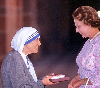 Brytyjska Rodzina Królewska - The Queen with Mother Theresa in India in 1983.png