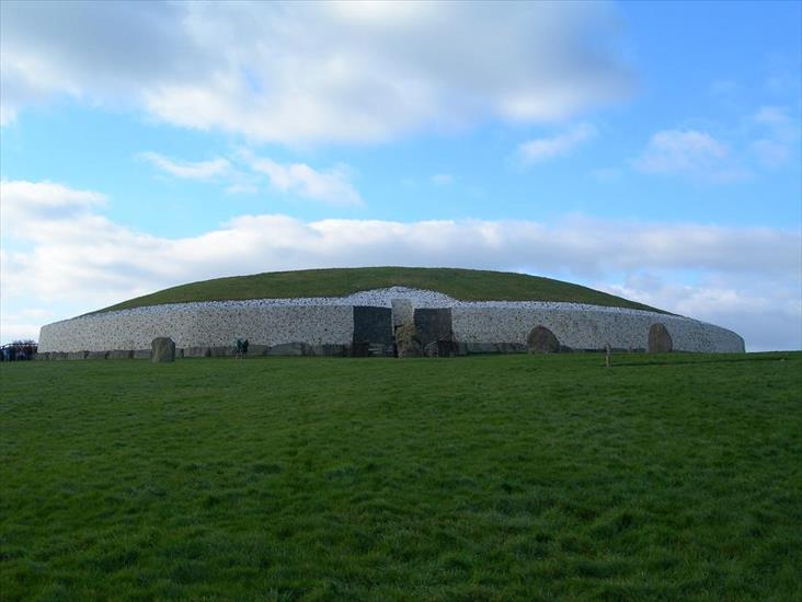Kultury neolityczne i  megalityczne - obrazy - Newgrange. Magalityczny grobowiec korytarzowy w całej okazałości.JPG