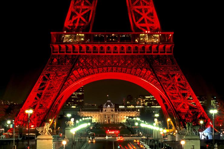 Tapety 14 - Eiffel Tower at Night During Chinese New Year Festivity_Paris_France.jpg
