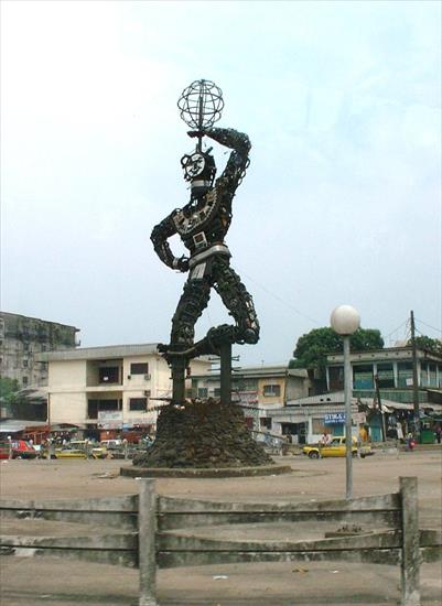 Kamerun - Statue_de_la_nouvelle_liberte_Douala.jpg
