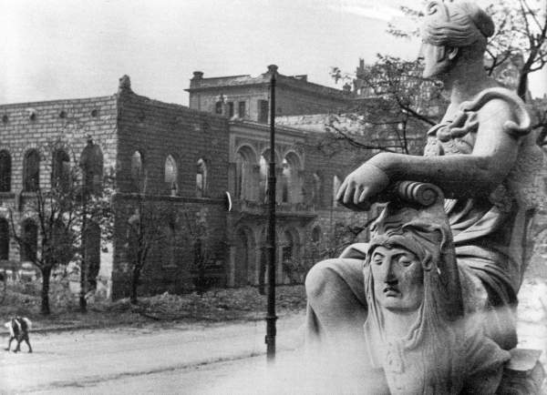 Wrocław 1945 - Komendantura_01_zniszczenia.jpg