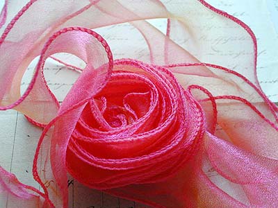 Kwiatki z materiału - róża z cieniutkiego szyfonu. Róża przyczepiona je...yjnikiem, ozdobą do torebki, bogatą kokardą na s.jpg