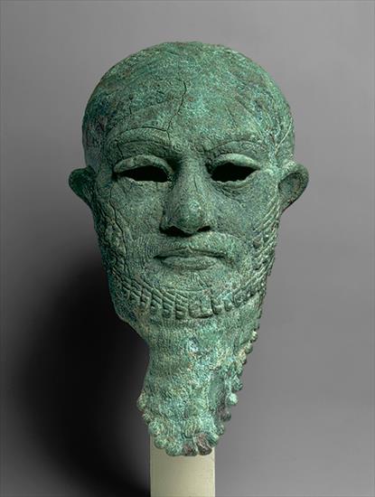 sumer i akad - Głowa władcy_Mezopotamia lub Elam_ok.23002000 p.n.e._miedż_34 cm wys._MMNY.jpg