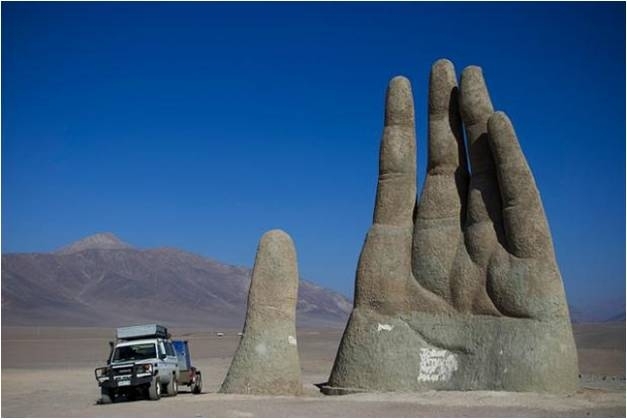 dziwne pomniki - The Giant Hand, Chile.jpg