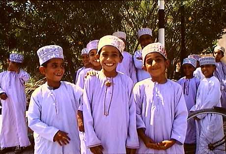 DZIEN DZIECKA - dzieci arabskie w galabii tradycyjnym stroju.jpg