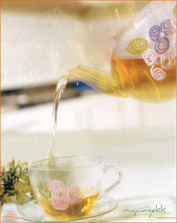 Filiżanki - herbata lejaca 1.gif