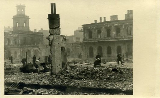 Warszawa w lataxh okupacji 1939-1944 - Zniszczona Dworzec Główny.jpg