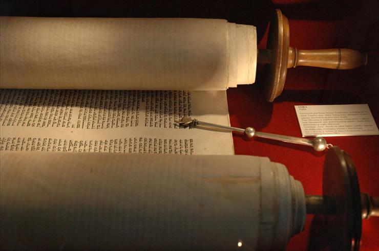 Bóg - Bible Torah_and_jad.jpg