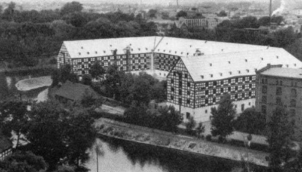 Bydgoszcz6 - Spichrze wojskowe na zakolu Brdy z początków XIX w.spalone1945r.jpeg